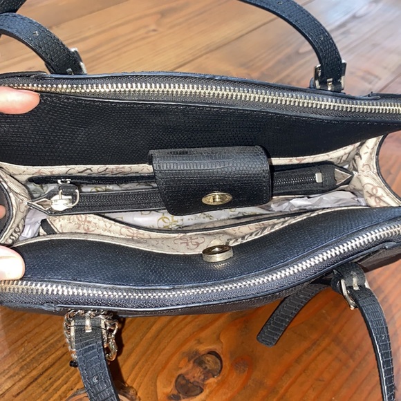 BRAND NEW Black Huntley Guess Bag - Picture 3 of 4